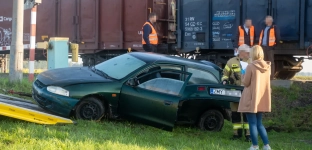 Samochód stał na torach, uderzył w niego pociąg