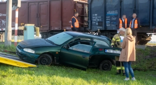 Samochód stał na torach, uderzył w niego pociąg