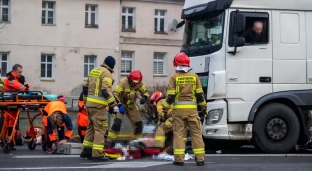 Potrącenie mężczyzny przez samochód ciężarowy. Rodzina poszukuje świadków zdarzenia