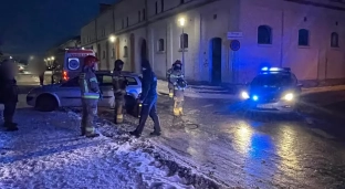 Stracił panowanie nad pojazdem, uderzył w kobietę z dzieckiem