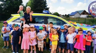 Bezpieczne wakacje. Pogadanki policjantów w przedszkolach