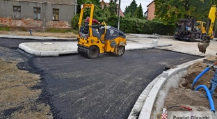 Leją asfalt na drugim pasie ronda