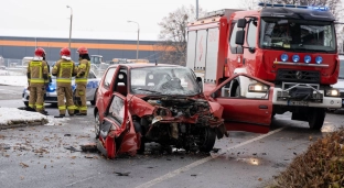 Samochód wypadł z drogi i uderzył w drzewo