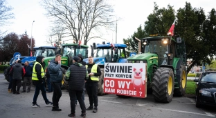 Rolnicy przyjechali pod Urząd Gminy. Przed wejściem ustawili worek ze zbożem i słomę