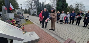 Złożyli wiązanki kwiatów pod Pomnikiem Sybiraka