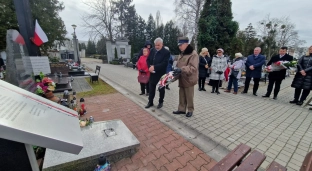 Złożyli wiązanki kwiatów pod Pomnikiem Sybiraka