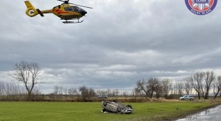 Nie dostosował prędkości do panujących warunków. Pasażerka wypadła przez szybę