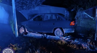 Uciekł z placówki wychowawczej. Zabrał auto i wjechał pijany w ogrodzenie