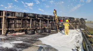 Gigantyczny korek na A4. Ciężarówka uderzyła w bariery i zaczęła płonąć