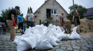 Janików. Jeśli możesz, przyjdź i pomóż pakować worki z piaskiem