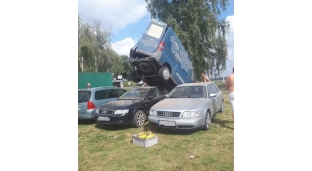 Stracił panowanie i wpadł na zaparkowane samochody