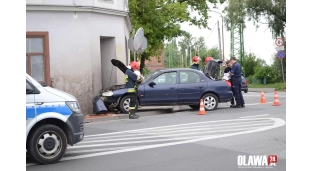 Uderzył w kamienicę i oddalił się z miejsca zdarzenia