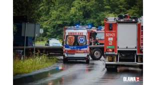 Groźnie na drodze. Samochód ciężarowy wpadł w poślizg