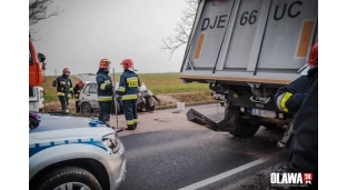 Groźnie! Rozpędzony fiat uderzył w tira