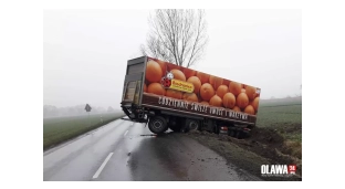 Utrudnienia na drodze. Ciężarówka w rowie