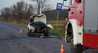 Straciła panowanie i uderzyła czołowo w jadący samochód