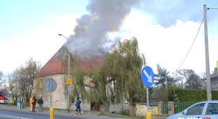 W bloku na Opolskiej wybuchł pożar. Ruch wahadłowy na wiadukcie