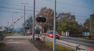 Rogatki się zamykają, a kierowca jedzie