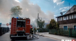 Pożar w Ścinawie Polskiej. Spłonęło poddasze domu [VIDEO]