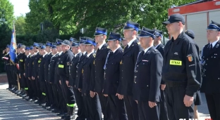 Strażacy z medalami i odznaczeniami w swoje święto