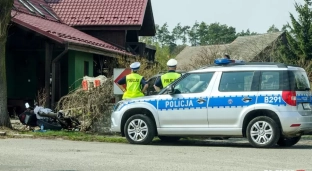 Motocyklem w betonowy płot