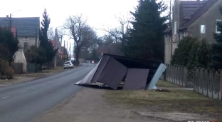 Wichura w Oławie. Uszkodzone dachy i połamane drzewa