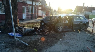 Poważny wypadek na Strzelnej. Audi wbiło się w drzewo