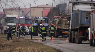 W Domaniowie przewrócił się traktor wiozący bele słomy