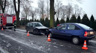 Ślisko na drogach. Niebezpieczne zdarzenie w Piekarach