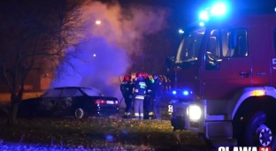 Pożar samochodu w pobliżu papierni