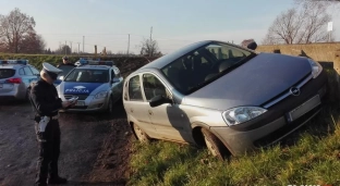 Bez prawa jazdy, uciekał kradzionym autem