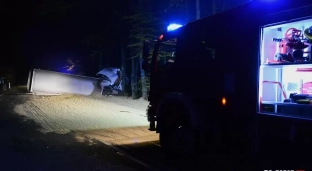 Groźny wypadek pod Janikowem! Samochód osobowy zderzył się z ciężarówką [VIDEO]