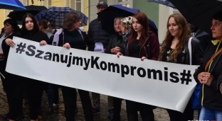 „Nie” zakazowi aborcji. Czarny protest pod ratuszem - GALERIA