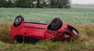 Fiat wpadł do rowu, trzy osoby w szpitalu