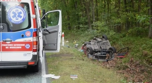 Zatrzymał się, aby pomóc. Spowodował kolejny wypadek. 5 osób w szpitalu