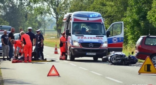 Zderzenie motocykla z samochodem osobowym