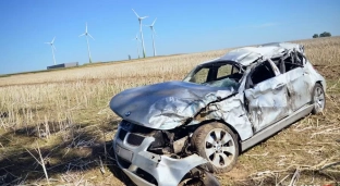 BMW wielokrotnie dachowało. Dwie osoby w szpitalu