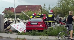 Z nadmierną prędkością przez wioskę. Uderzył w betonowy płot