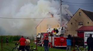 Piorun uderzył w dom. Wybuchł pożar [VIDEO]