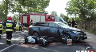 Jelcz-Laskowice. Zderzenie motoru z samochodem. Droga całkowicie zablokowana