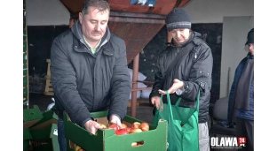 Tęcza rozdaje jabłka potrzebującym