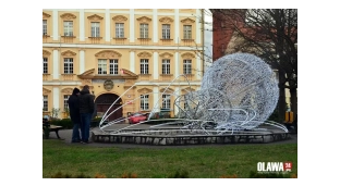 Silny wiatr zniszczył świąteczną dekorację