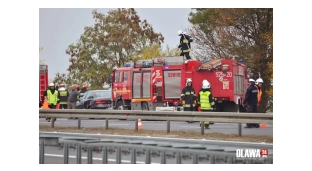 Groźnie na A4. Mercedes uderzył w drzewo