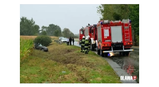 Nie dostosował prędkości. Dachował na łuku drogi