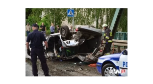 Wypadek: Osobówka dachowała na moście. Śmigłowiec lądował na środku skrzyżowania [VIDEO]