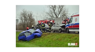 Wpadła w poślizg i uderzyła czołowo [VIDEO]