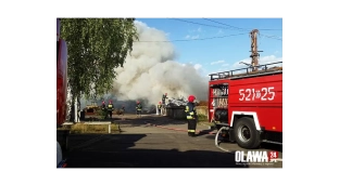 Chmura dymu nad miastem. Pożar hałdy złomu