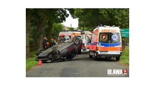 Dachował w Piekarach. Dwie osoby ranne i zablokowana droga [VIDEO]