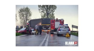 Wypadek w Gaju Oławskim. Na jezdnię rozlała się ropa. Utrudnienia w ruchu