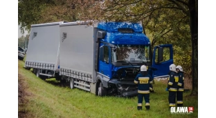 Trzy rozbite pojazdy i ciężarówka w rowie